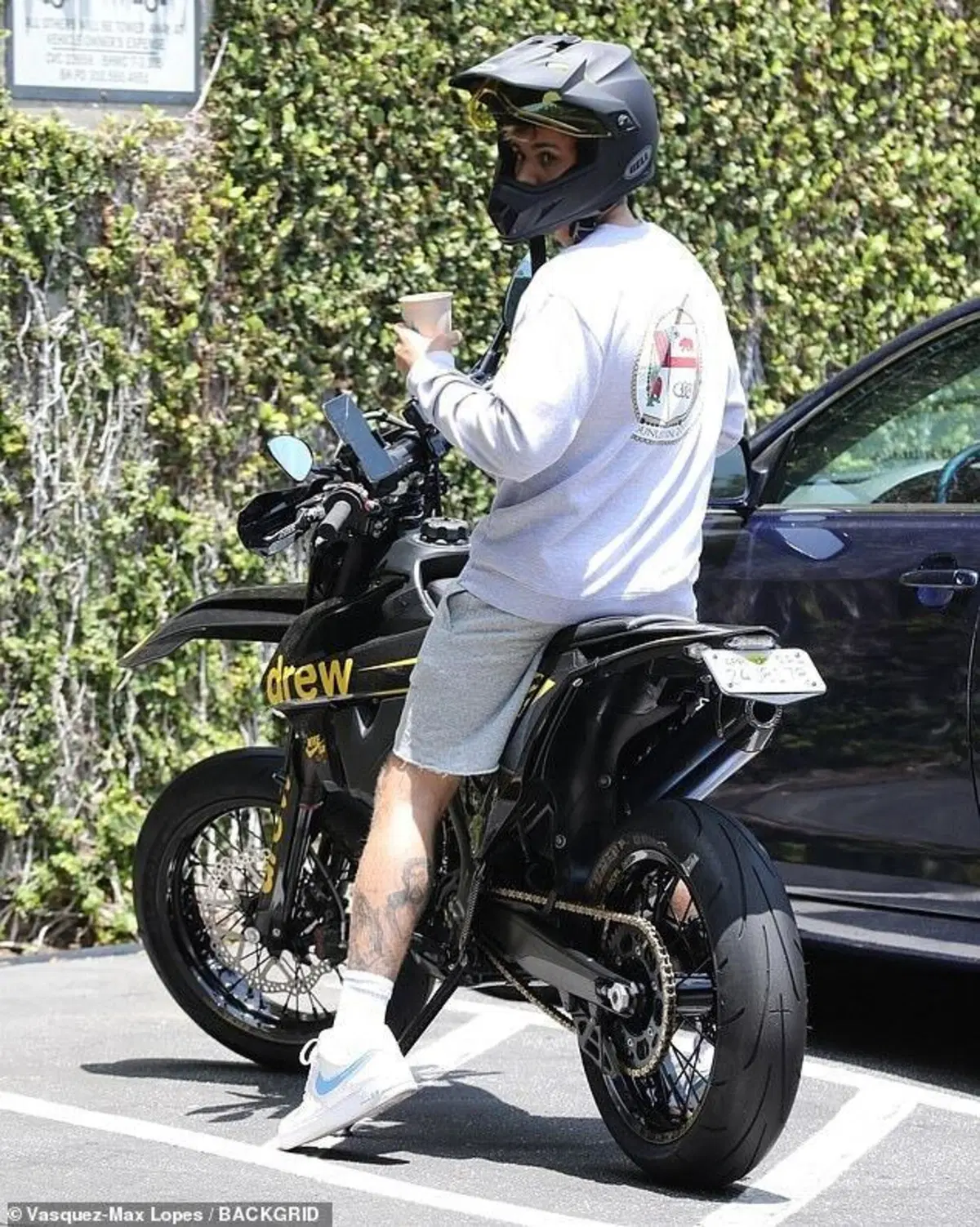 Centauro a Beverly Hills: motard personalizzata e cellulare al manubrio per Justin Biaber (5)