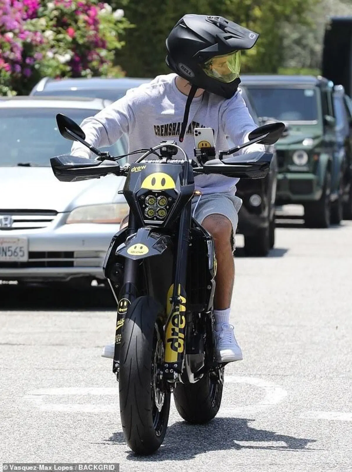Centauro a Beverly Hills: motard personalizzata e cellulare al manubrio per Justin Biaber (6)