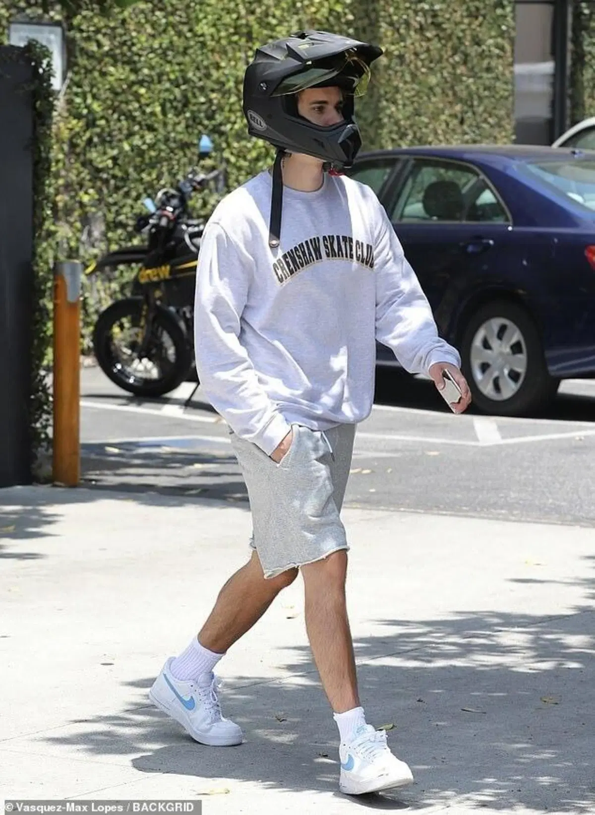Centauro a Beverly Hills: motard personalizzata e cellulare al manubrio per Justin Biaber (7)