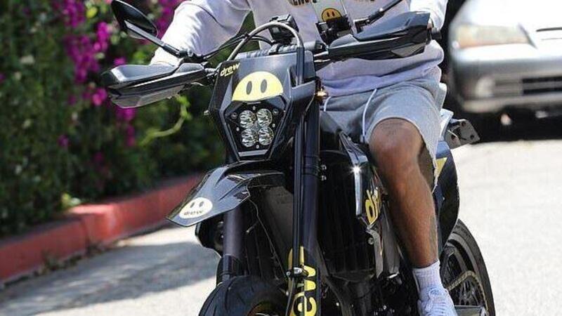Justin Bieber in moto a Beverly Hills: motard personalizzata e cellulare al manubrio
