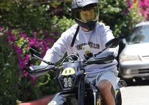 Justin Bieber in moto a Beverly Hills: motard personalizzata e cellulare al manubrio