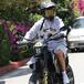 Justin Bieber in moto a Beverly Hills: motard personalizzata e cellulare al manubrio