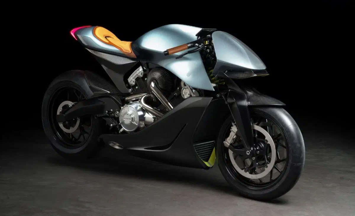 Aston Martin AMB 001: test in pista per la turbo da 108.000 euro (2)