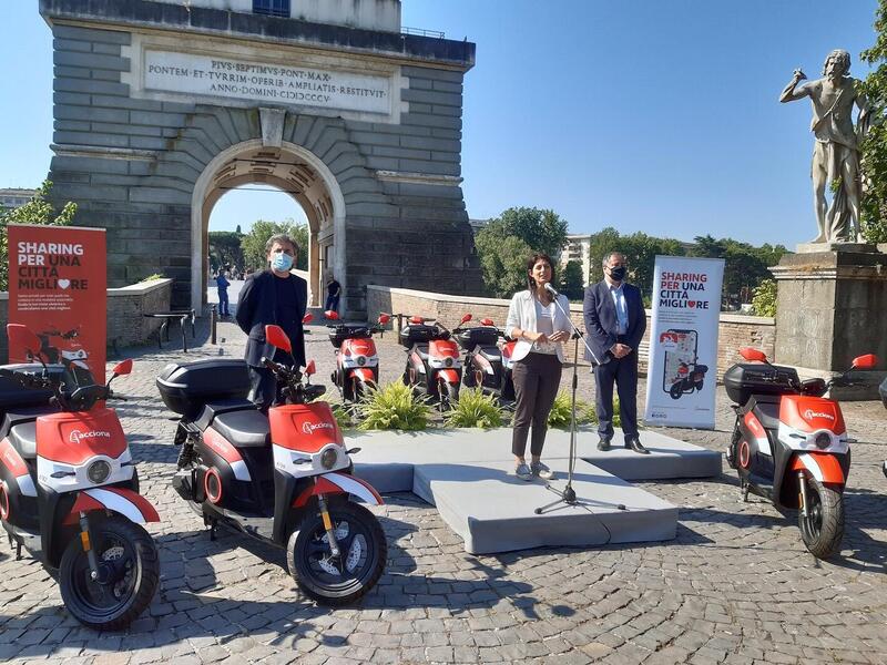 Virginia Raggi durante il suo intervento di presentazione del nuovo servizio di scooter sharing