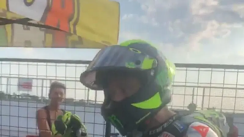 Valentino Rossi a Pomposa con i ragazzi dell'Academy: vittoria per "sfinimento" [VIDEO]