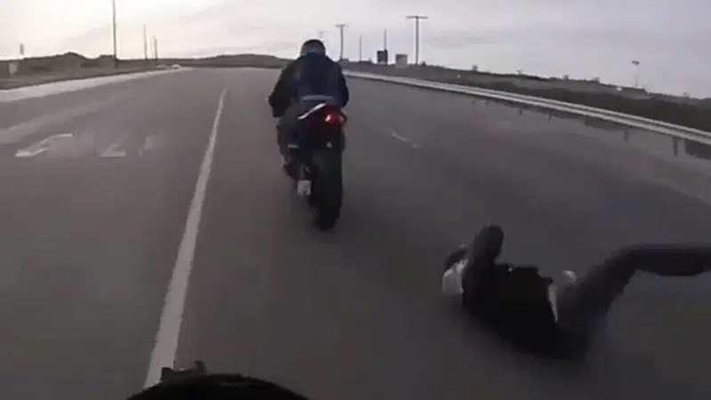 Tenta l'impennata con la supersportiva, ma il passeggero rovina sull'asfalto [VIDEO CHOC]
