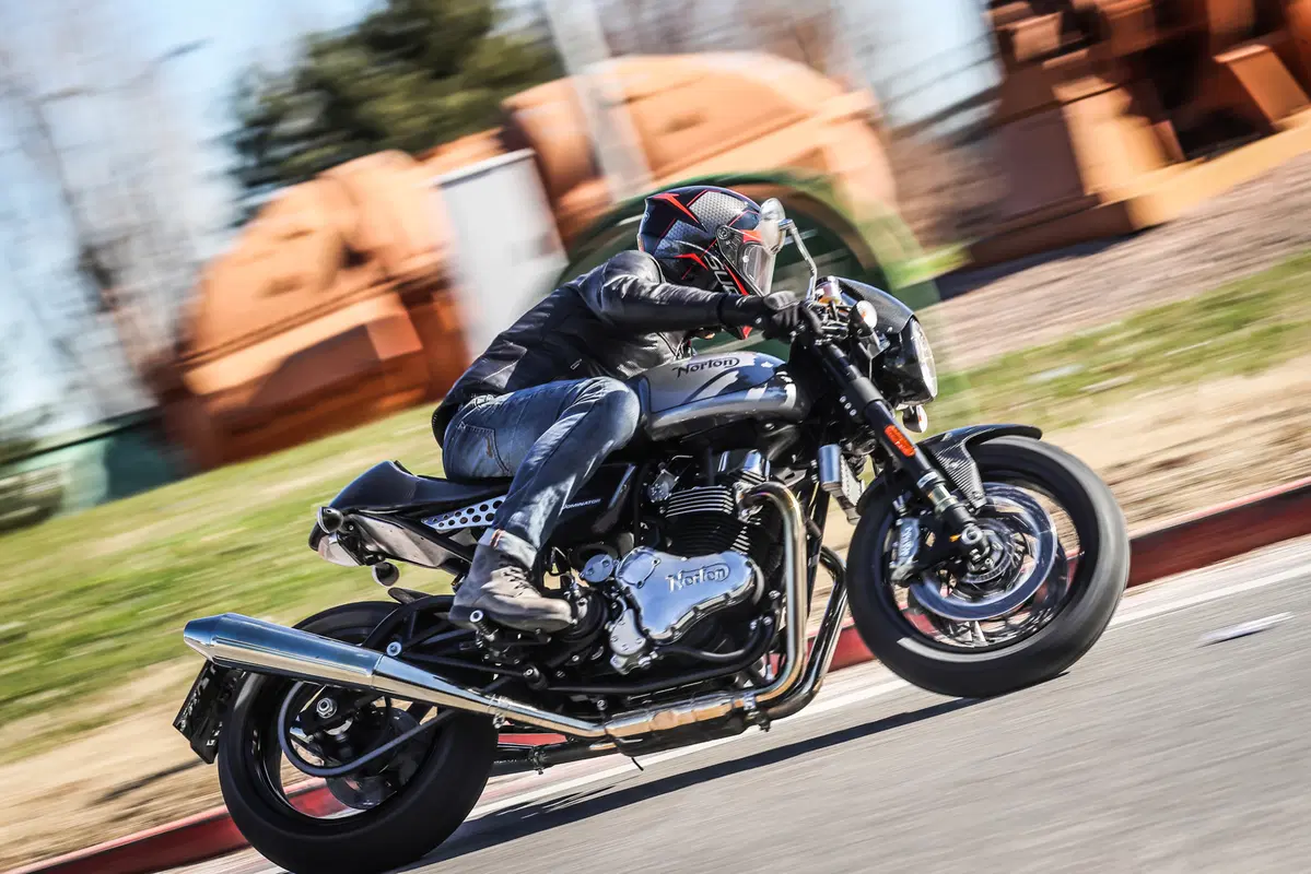 Norton Dominator Black. Café racer d'altri tempi...