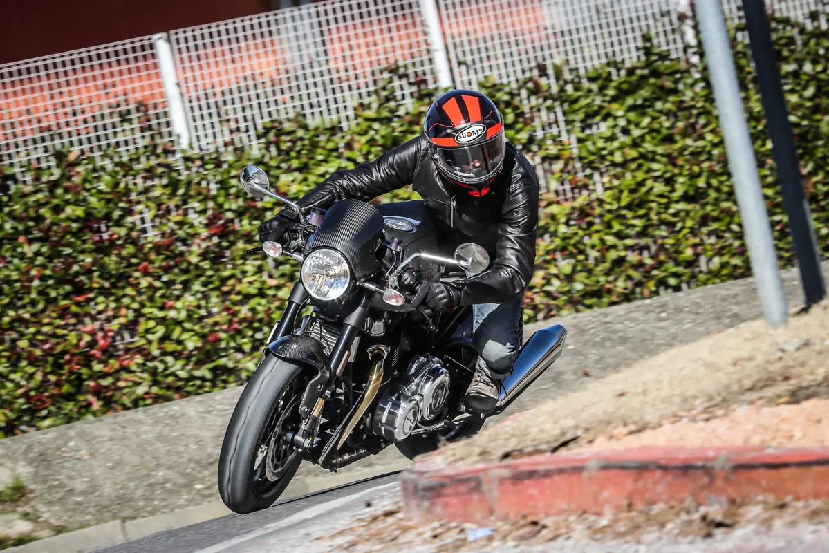 Norton Dominator Black. Café racer d'altri tempi... (12)