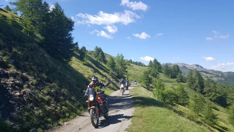 In moto oltre le nuvole. L'Adventouring riparte