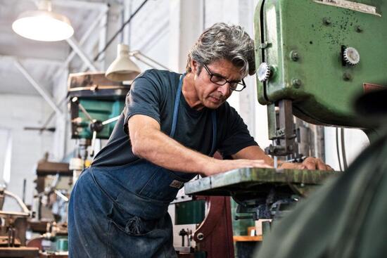 Walt al lavoro nella sua officina