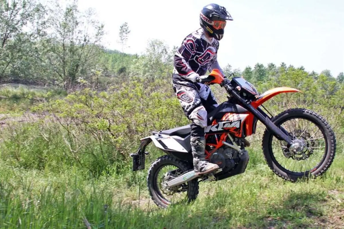 KTM 690 Enduro R   (4)