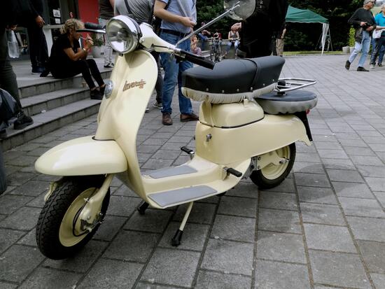 Lo scooter Laverda di 50 cm3, entrato in produzione nel 1960, era azionato da un monocilindrico a quattro tempi con distribuzione ad aste e bilancieri. Per i mercati esteri è stato costruito anche in versione di 60 cm3