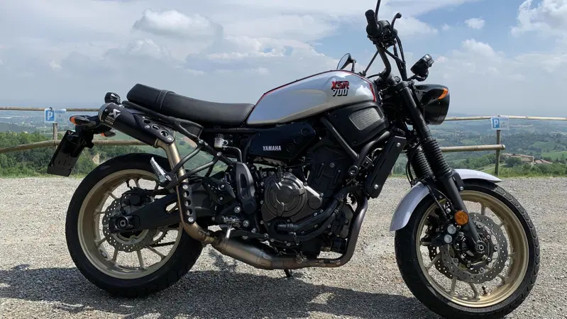 Yamaha XSR 700 XTribute TEST: e se la diamo a uno smanettone?