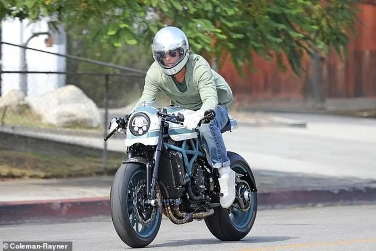 Brad Pitt in moto e guanti bianchi a casa di Angelina Jolie: primo incontro dopo il divorzio [VIDEO]