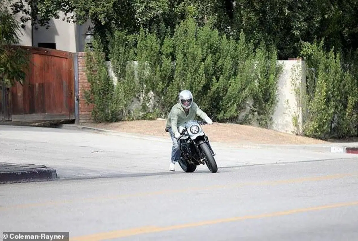 Brad Pitt in moto e guanti bianchi a casa di Angelina Jolie: primo incontro dopo il divorzio [VIDEO] (2)