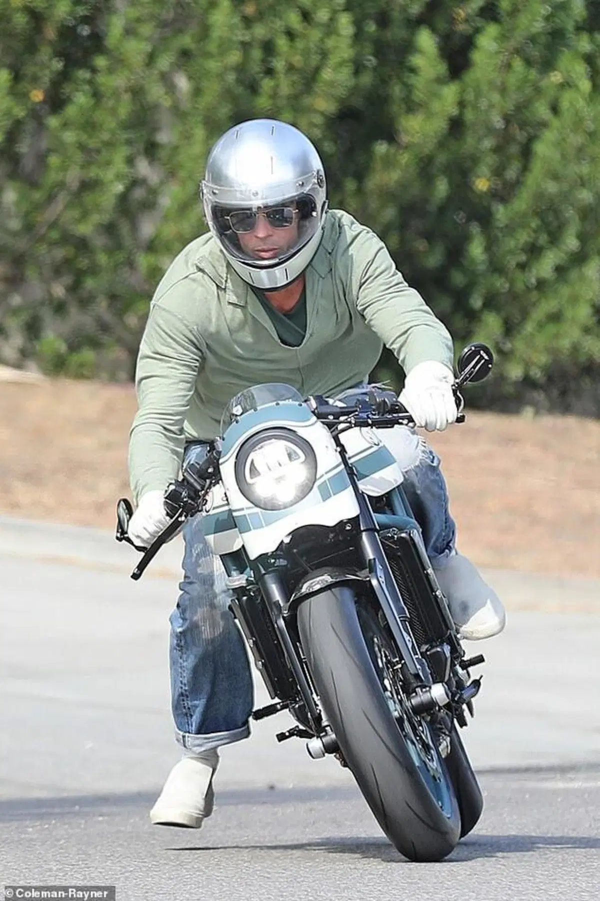 Brad Pitt in moto e guanti bianchi a casa di Angelina Jolie: primo incontro dopo il divorzio [VIDEO] (3)
