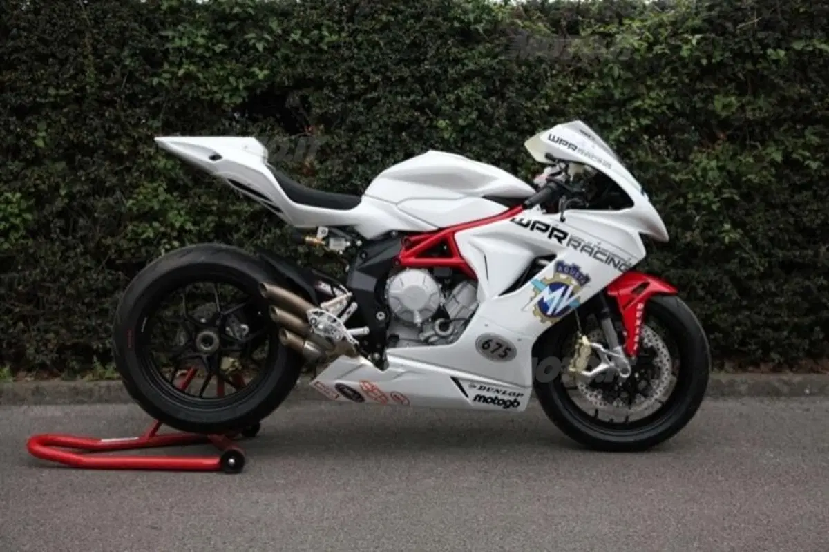 MV Agusta F3, pronto il debutto in gara