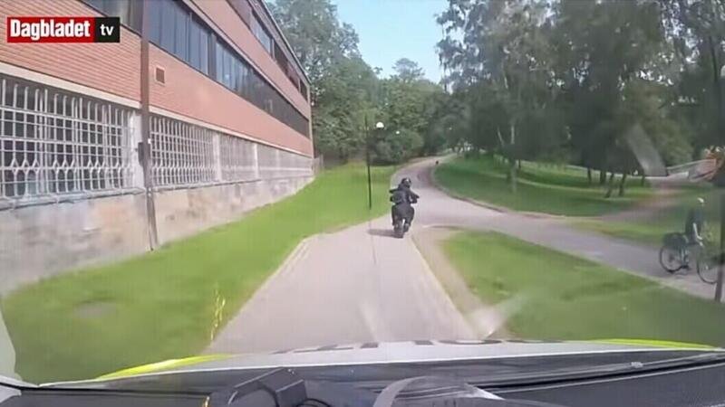 Scooter speronato dalla polizia dopo un rocambolesco inseguimento nel parco [VIDEO]