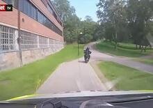 Scooter speronato dalla polizia dopo un rocambolesco inseguimento nel parco [VIDEO]