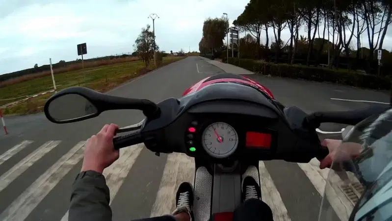 In scooter su una ruota davanti alla Guardia di Finanza: 11 multe