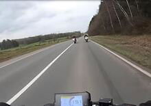 A 140 km/h schiva tre moto contromano [VIDEO CHOC]