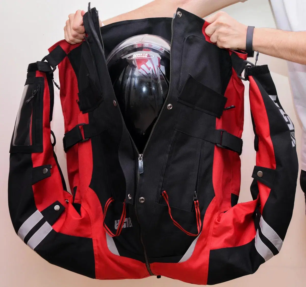 Ulka Hakkit Forever: la giacca moto che diventa zaino (2)