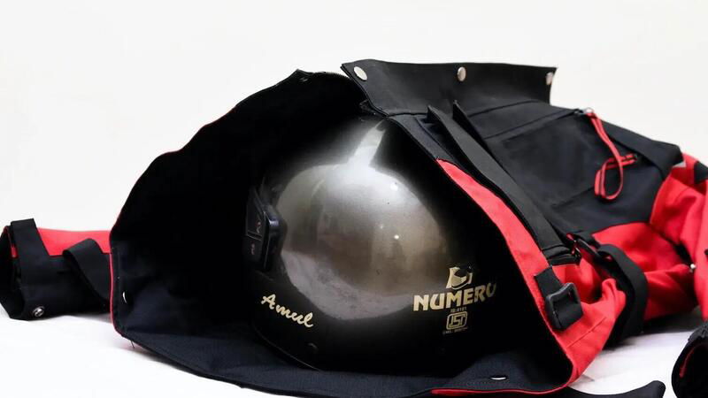 Ulka Hakkit Forever: la giacca da moto che diventa zaino (e pu&ograve; contenere il casco)