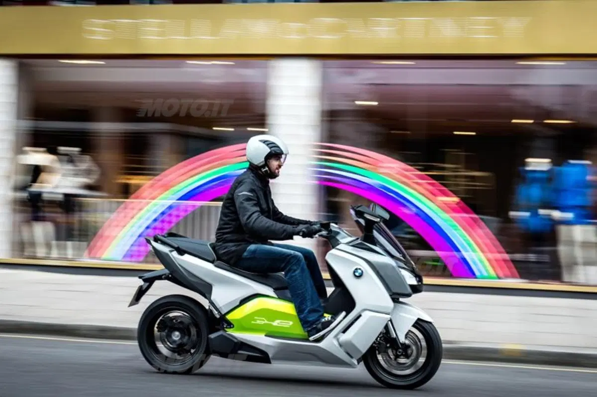 BMW C-Evolution, l'elettrico debutta in società (3)