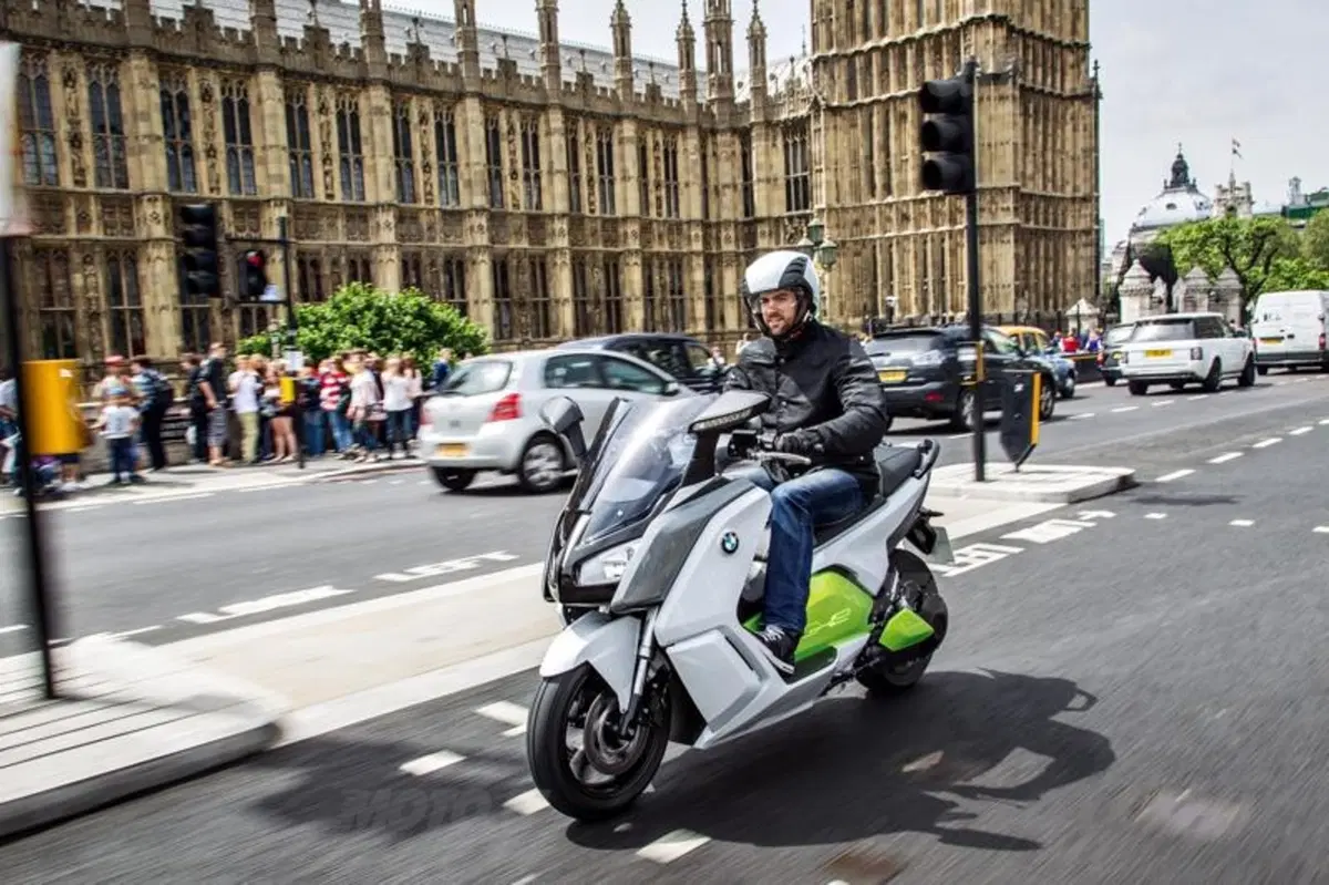 BMW C-Evolution, l'elettrico debutta in società (6)