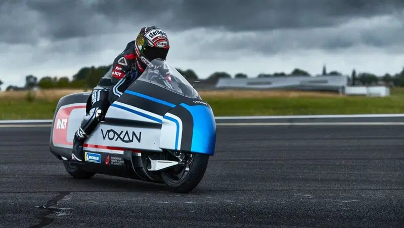 Voxan Wattman, la nuova moto elettrica con cui Max Biaggi tenter&agrave; l'assalto al record del mondo di velocit&agrave; [FOTO]