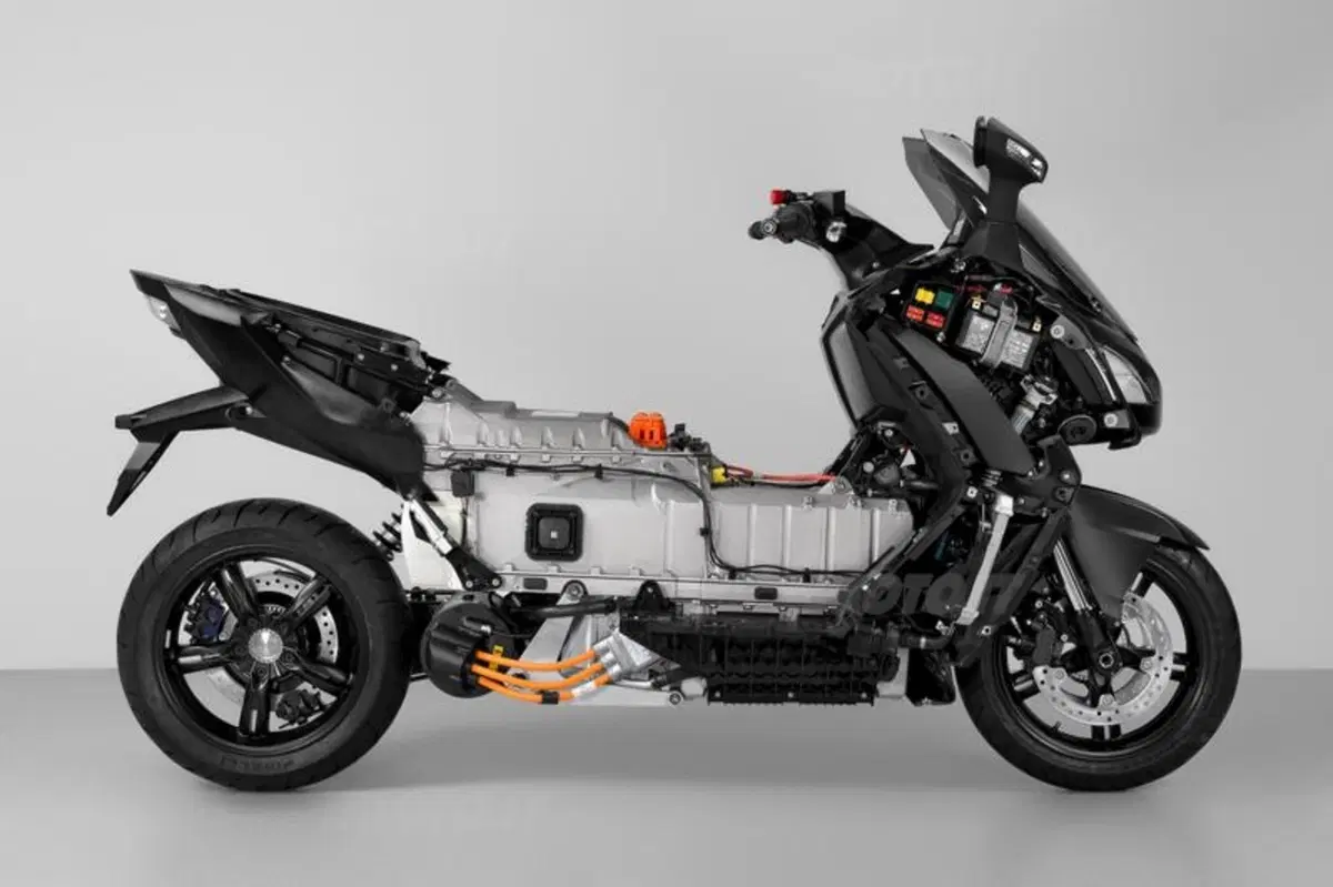 BMW C-Evolution, l'elettrico debutta in società (23)