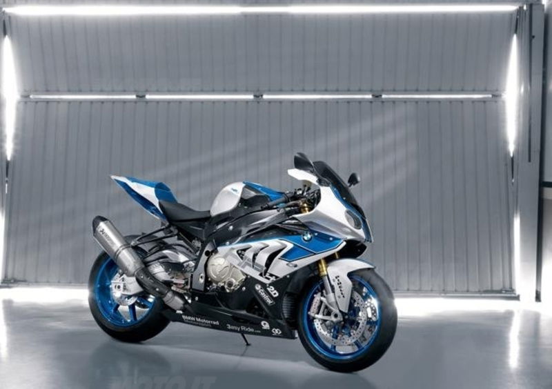 BMW HP4: arriva una S1000RR ancora pi&ugrave; prestante!