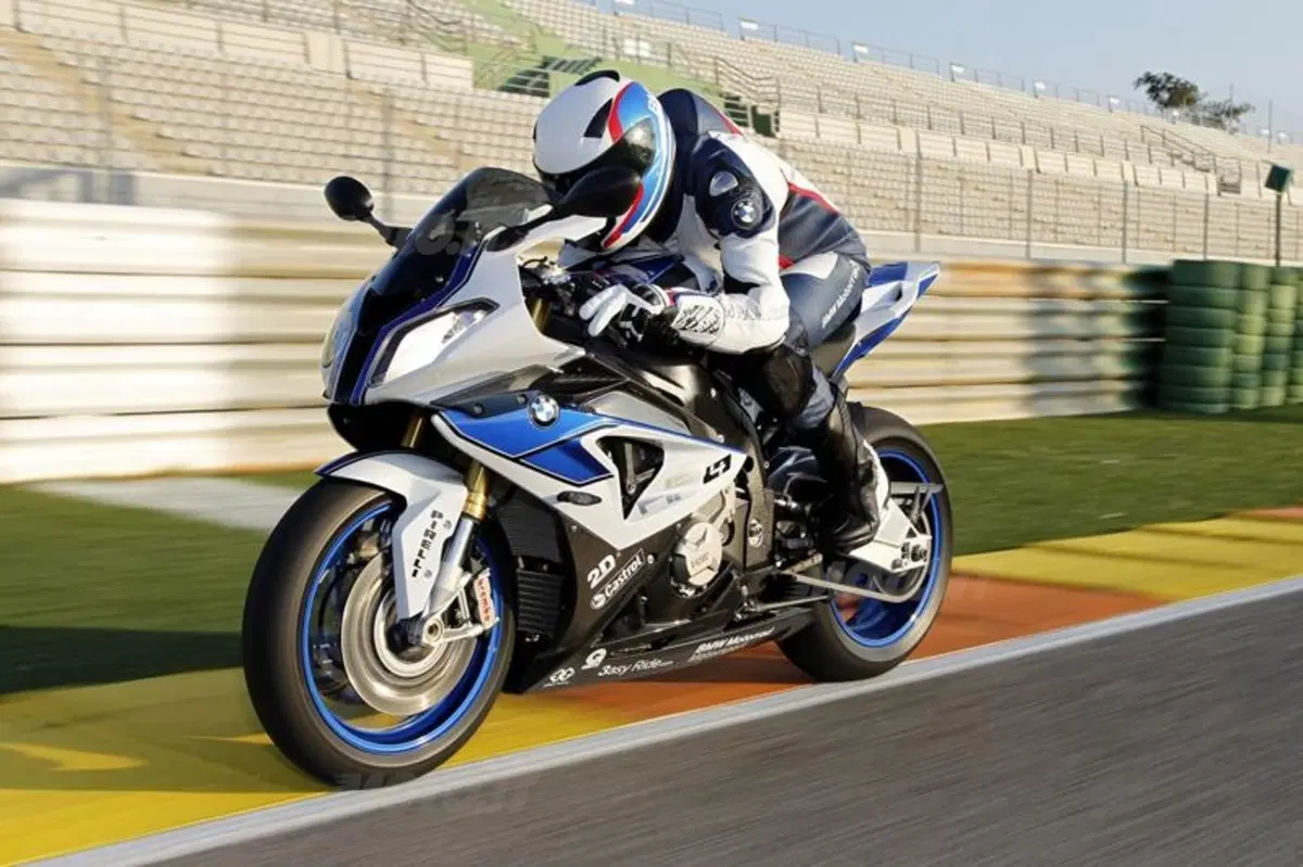 BMW HP4: arriva una S1000RR ancora più prestante! (2)