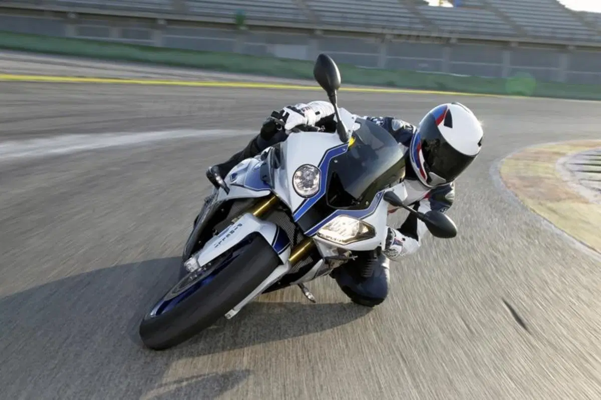 BMW HP4: arriva una S1000RR ancora più prestante! (3)