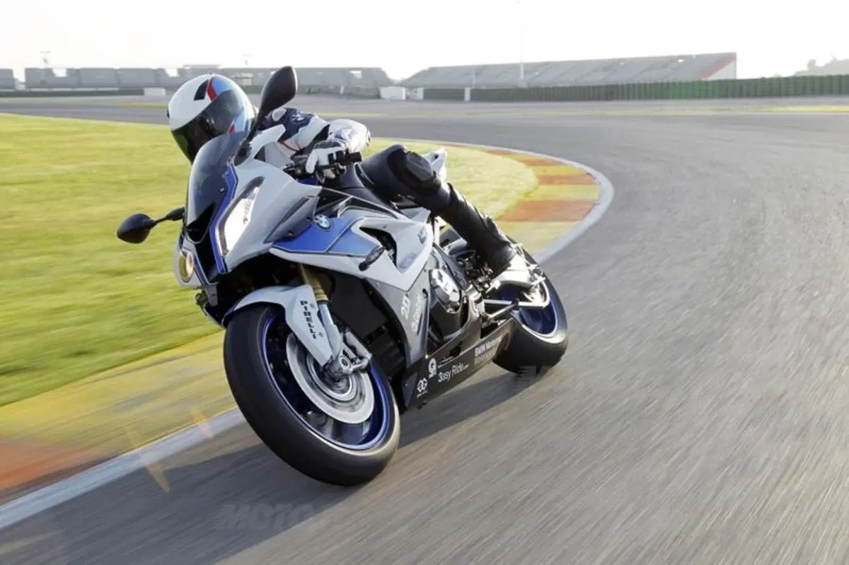 BMW HP4: arriva una S1000RR ancora più prestante! (4)