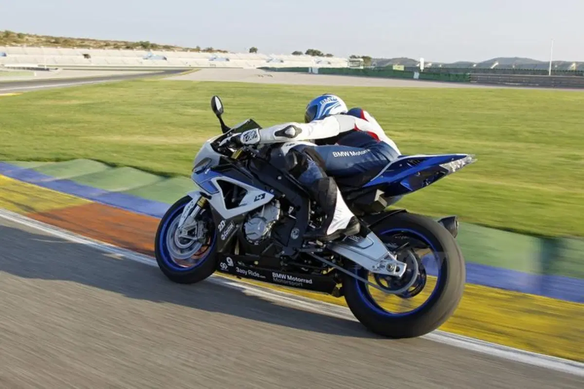 BMW HP4: arriva una S1000RR ancora più prestante! (5)