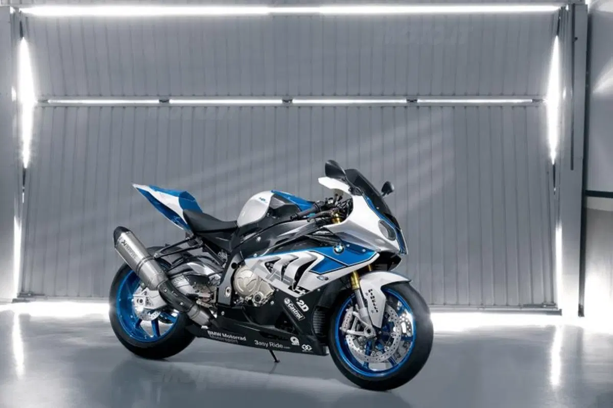 BMW HP4: arriva una S1000RR ancora più prestante! (6)