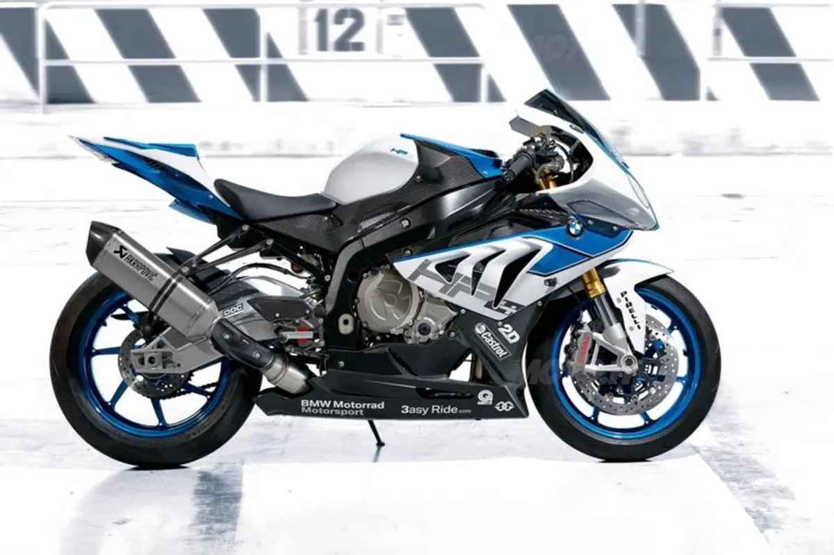BMW HP4: arriva una S1000RR ancora più prestante! (7)