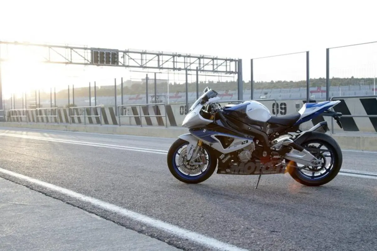 BMW HP4: arriva una S1000RR ancora più prestante! (8)