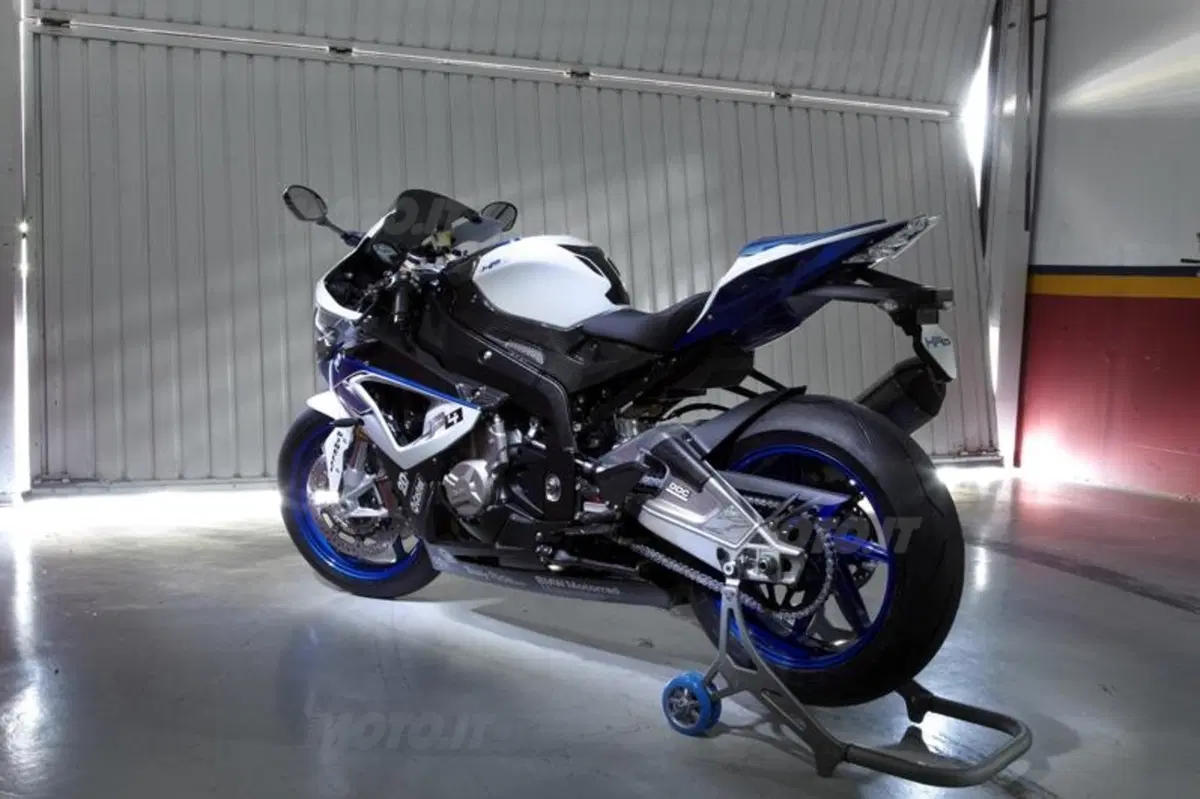 BMW HP4: arriva una S1000RR ancora più prestante! (9)