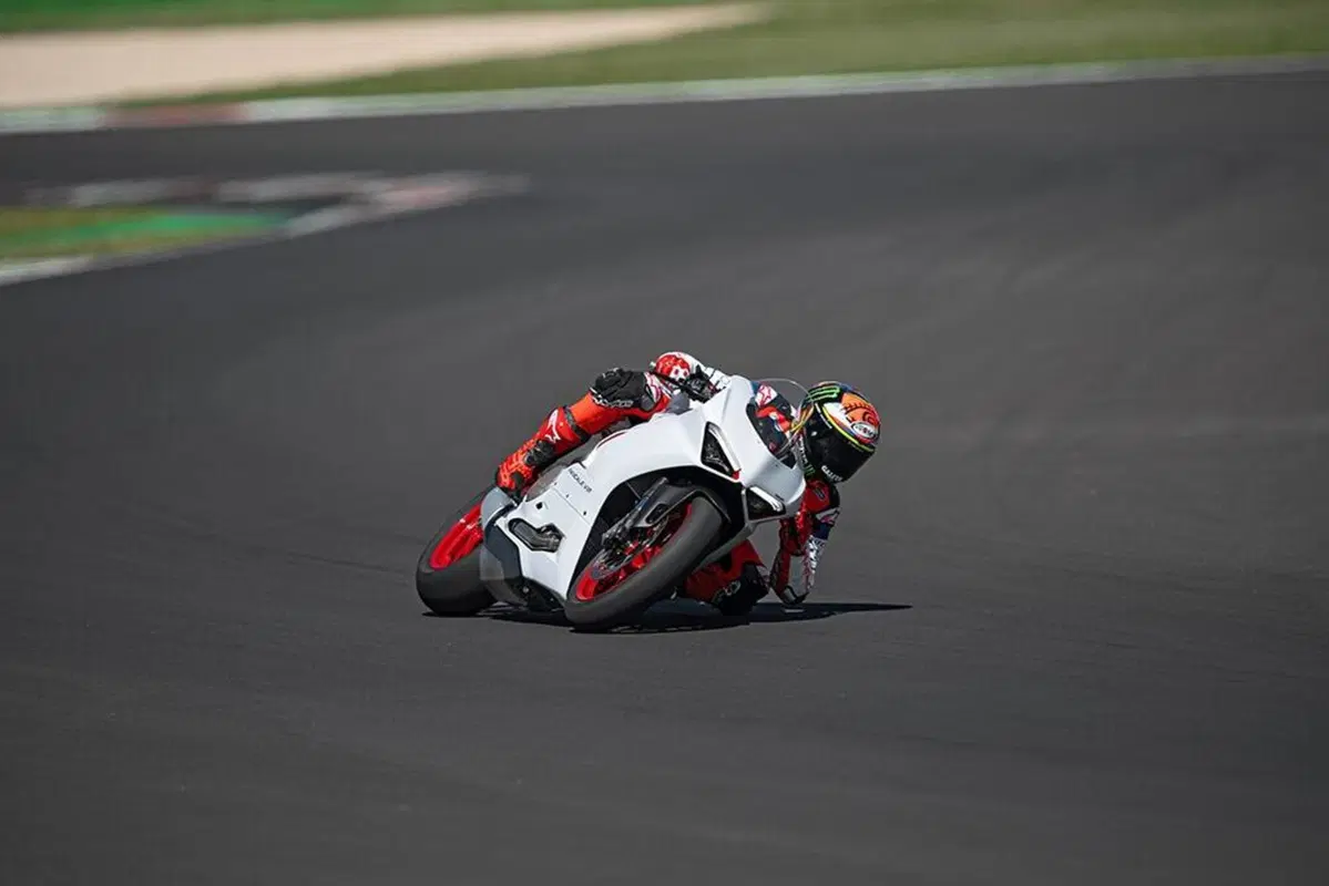 Ducati Panigale V2 White Rosso. 155 cavalli di carattere (6)