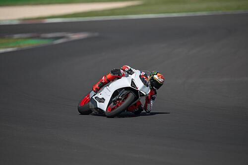 Ducati Panigale V2 White Rosso. 155 cavalli di carattere (6)