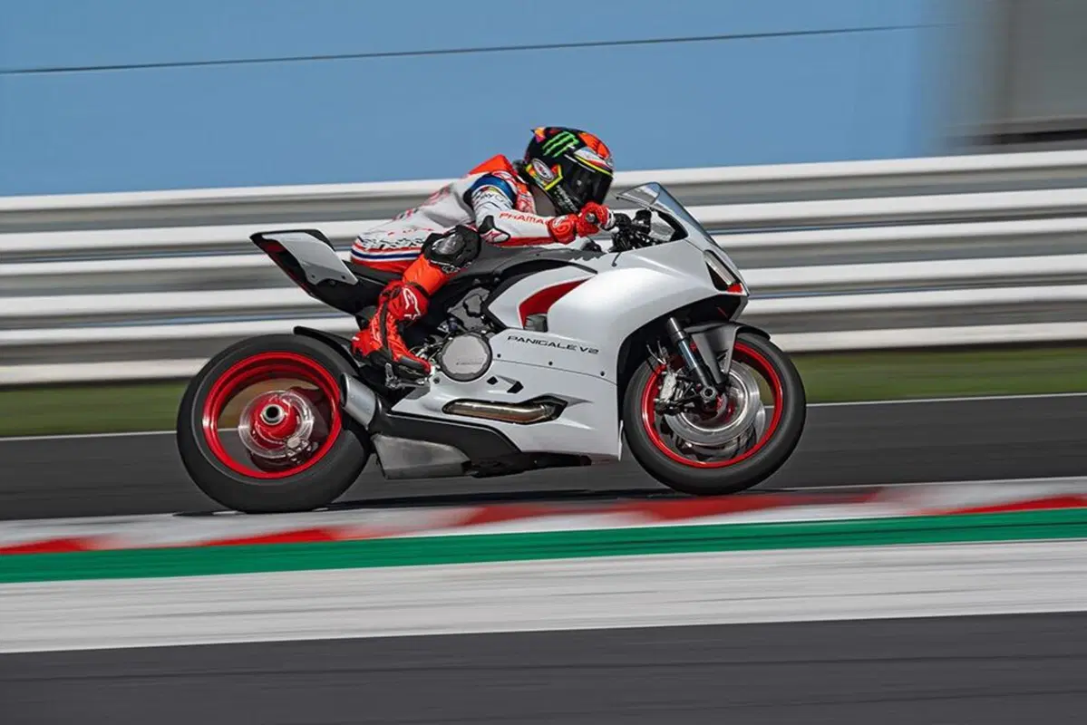 Ducati Panigale V2 White Rosso. 155 cavalli di carattere (8)