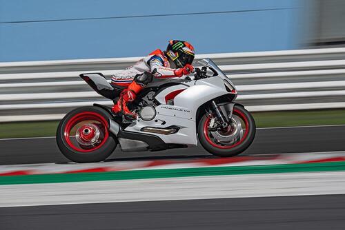 Ducati Panigale V2 White Rosso. 155 cavalli di carattere (8)