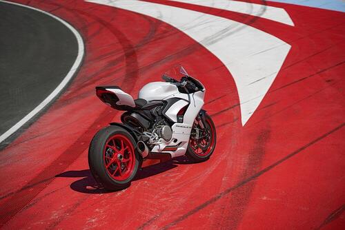 Ducati Panigale V2 White Rosso. 155 cavalli di carattere (2)