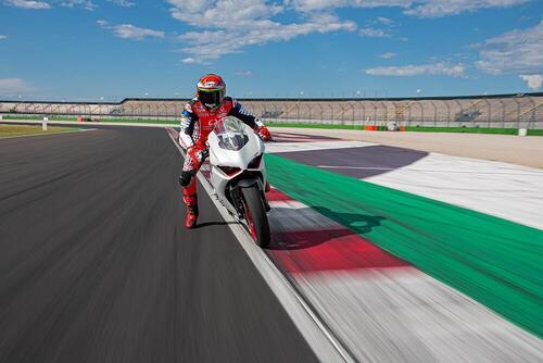 Ducati Panigale V2 White Rosso. 155 cavalli di carattere (4)