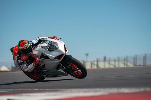 Ducati Panigale V2 White Rosso. 155 cavalli di carattere (7)