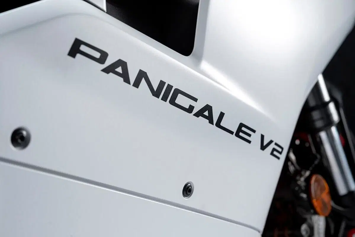 Ducati Panigale V2 White Rosso. 115 cavalli di carattere (19)