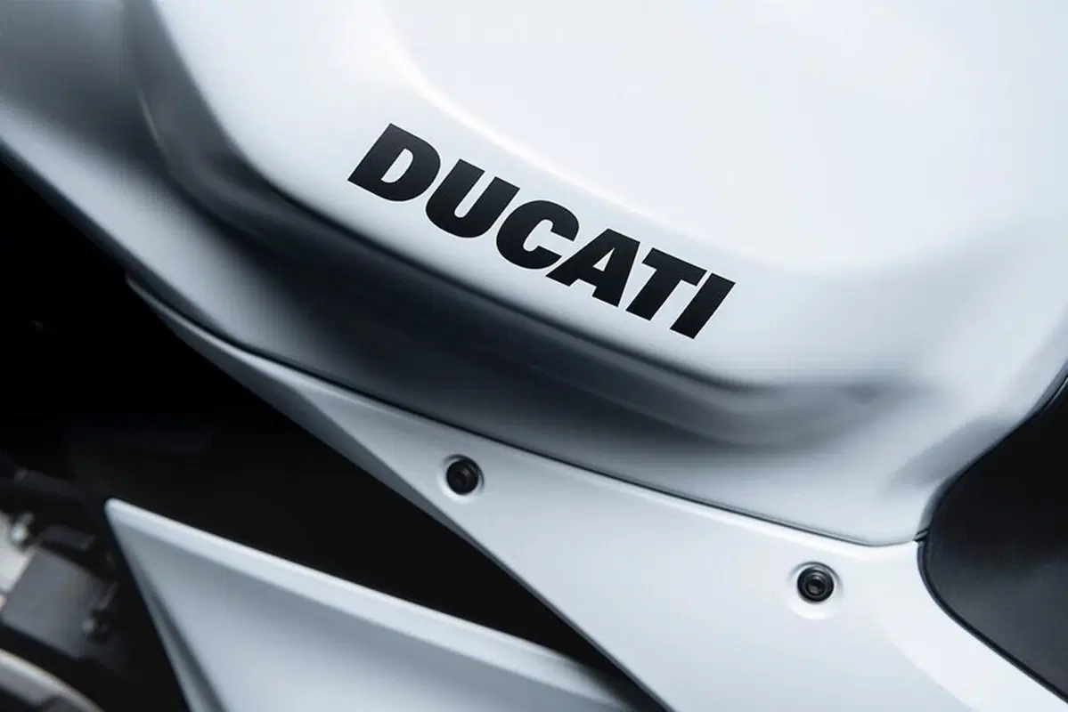 Ducati Panigale V2 White Rosso. 115 cavalli di carattere (12)