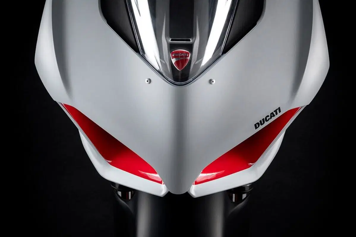 Ducati Panigale V2 White Rosso. 115 cavalli di carattere